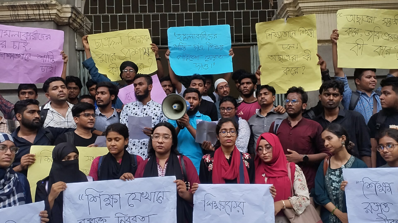 জবিতে রাজনৈতিক কর্মকাণ্ডে অছাত্রদের প্রবেশ নিষিদ্ধের দাবি