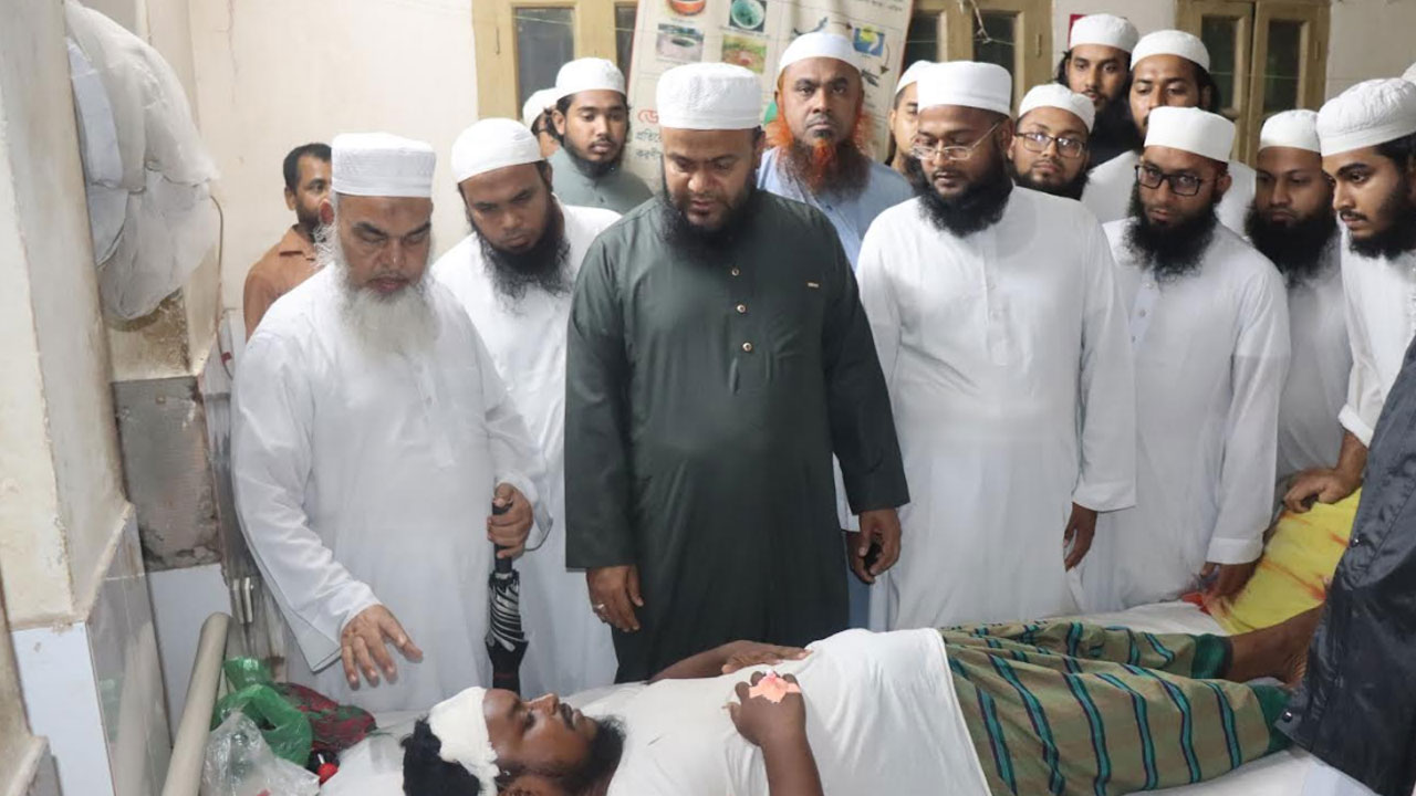 শাসন করায় শিক্ষকের মাথা ফাটালেন ছাত্রের বাবা!
