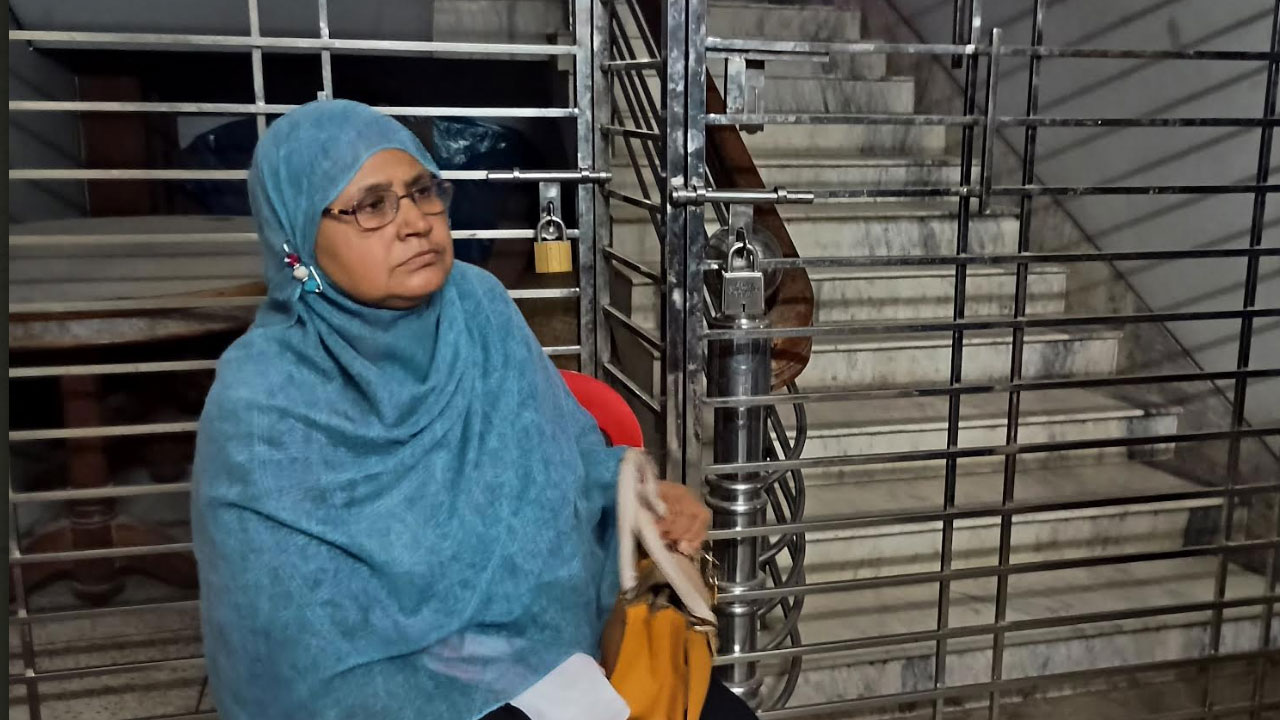গেটে তালা মেরে বৃদ্ধা মাকে বাড়িতে ঢুকতে দিলেন না ছেলে