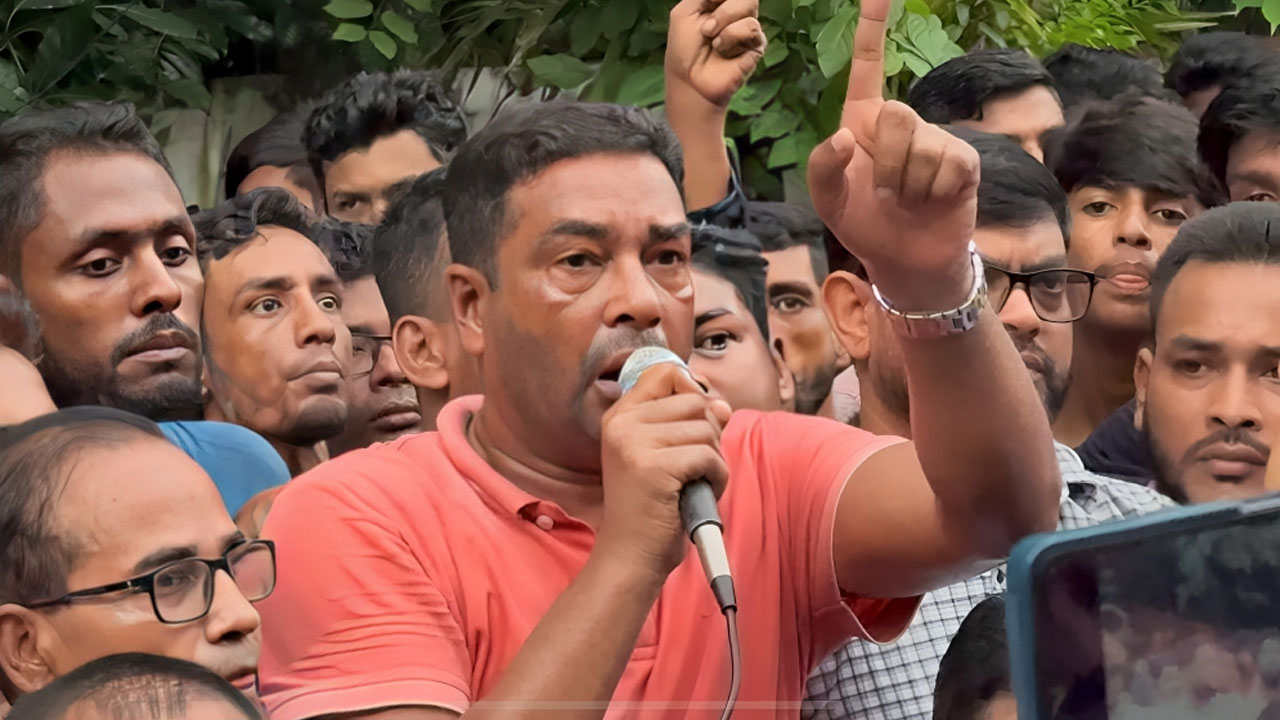 ‘এনসিপির বাচ্চা পোলাপান ডিসি-এসপির অফিসে পায়ের ওপর পা দিয়ে বসে থাকে’