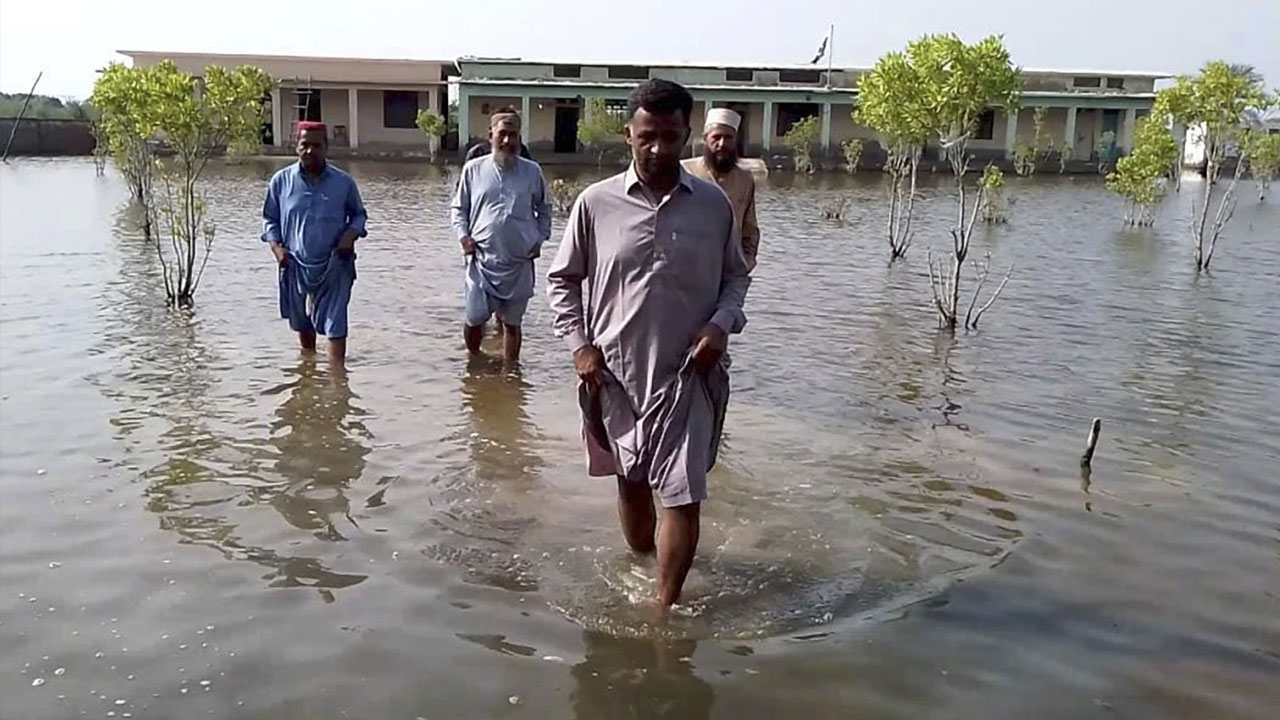 পাকিস্তানে ভারী বৃষ্টিপাত ও বন্যায় মৃতের সংখ্যা ছাড়াল ১০০
